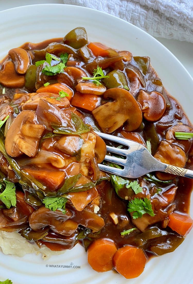 VEGAN MUSHROOM BOURGUIGNON WITH POTATO CAULIFLOWER MASH 